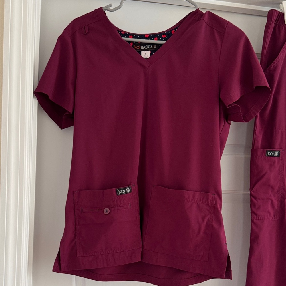 Koi Basics Scrub Set - Picture 2 of 5